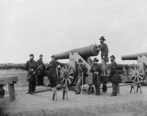 Oficiales posando con un cañón pesado fuera de Washington, D.C., ca. 1862
